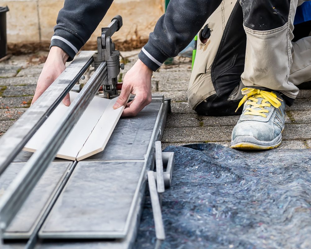 Zuschnitt einer großformatigen Fliese auf der Baustelle